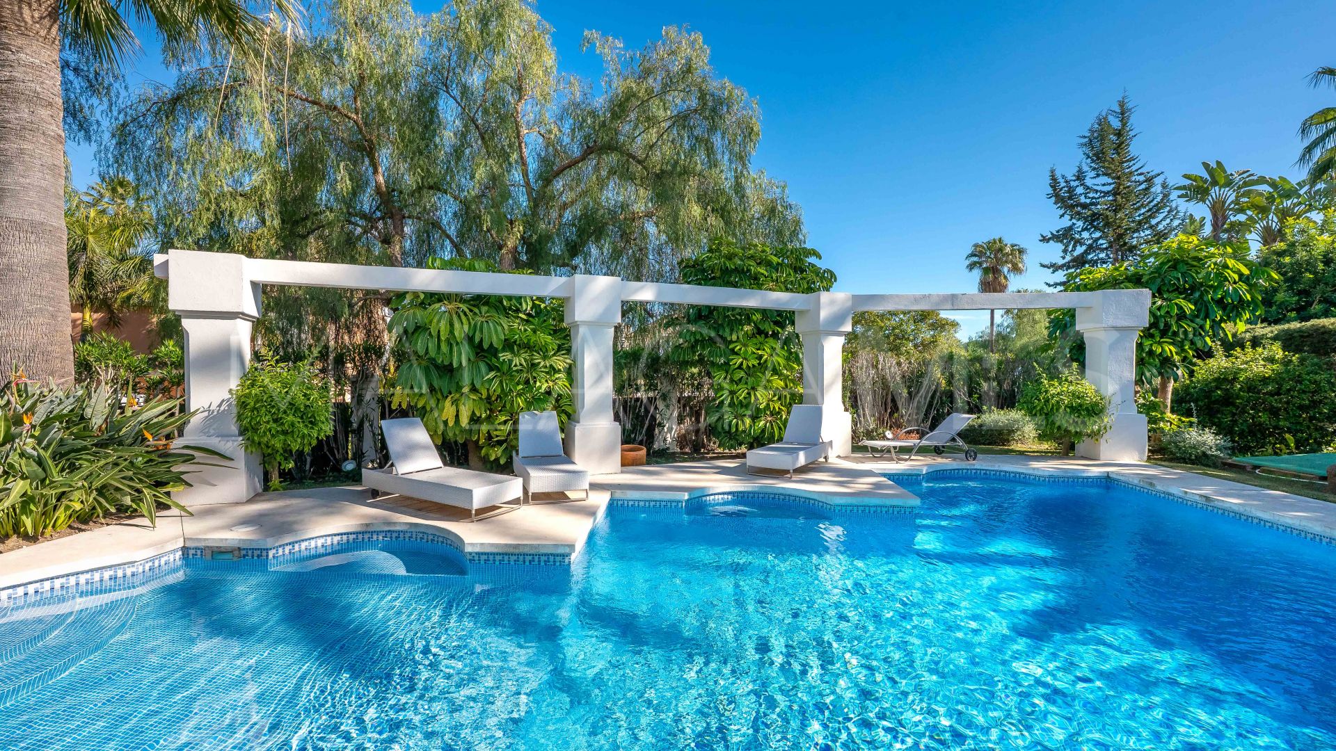 Villa for sale in Nueva Andalucia