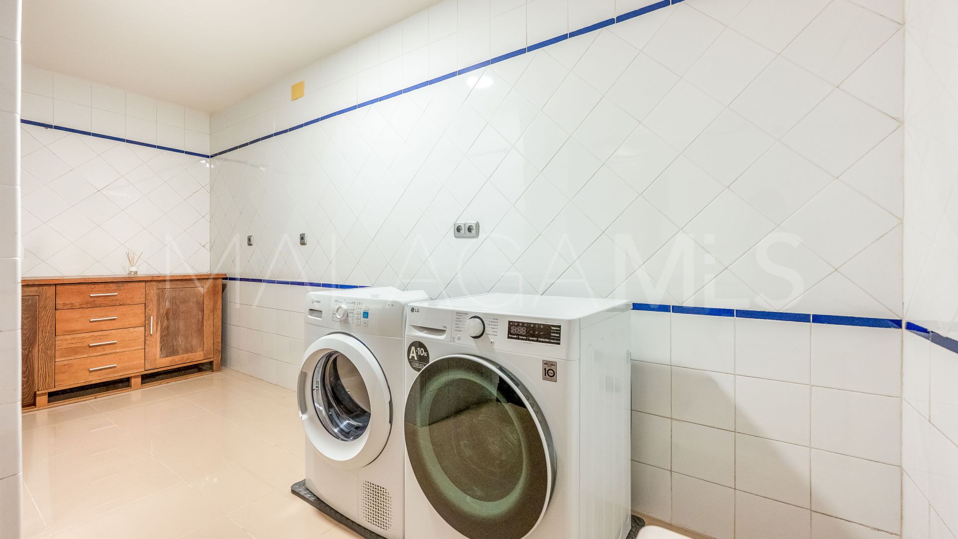 Villa for sale in Nueva Andalucia