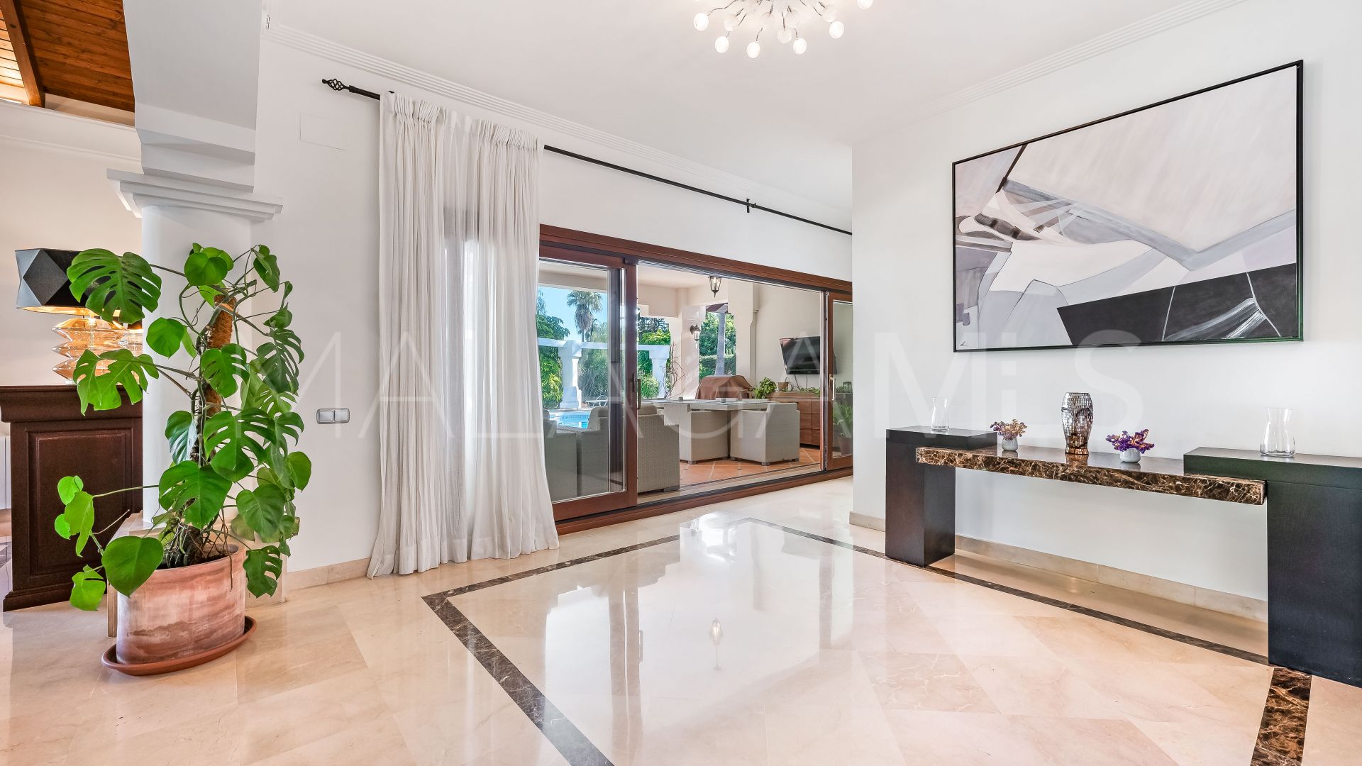 Villa for sale in Nueva Andalucia