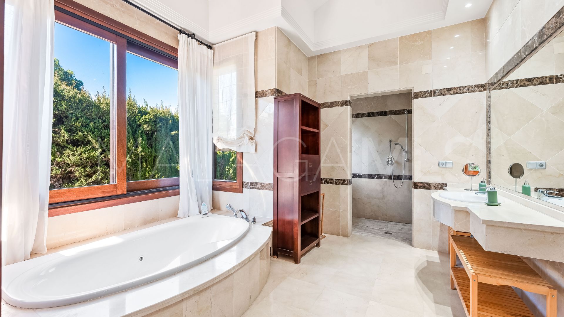 Villa for sale in Nueva Andalucia