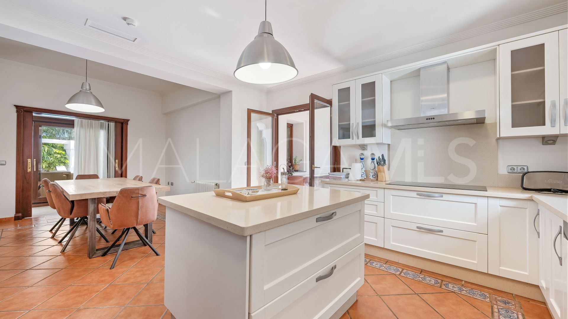 Villa for sale in Nueva Andalucia