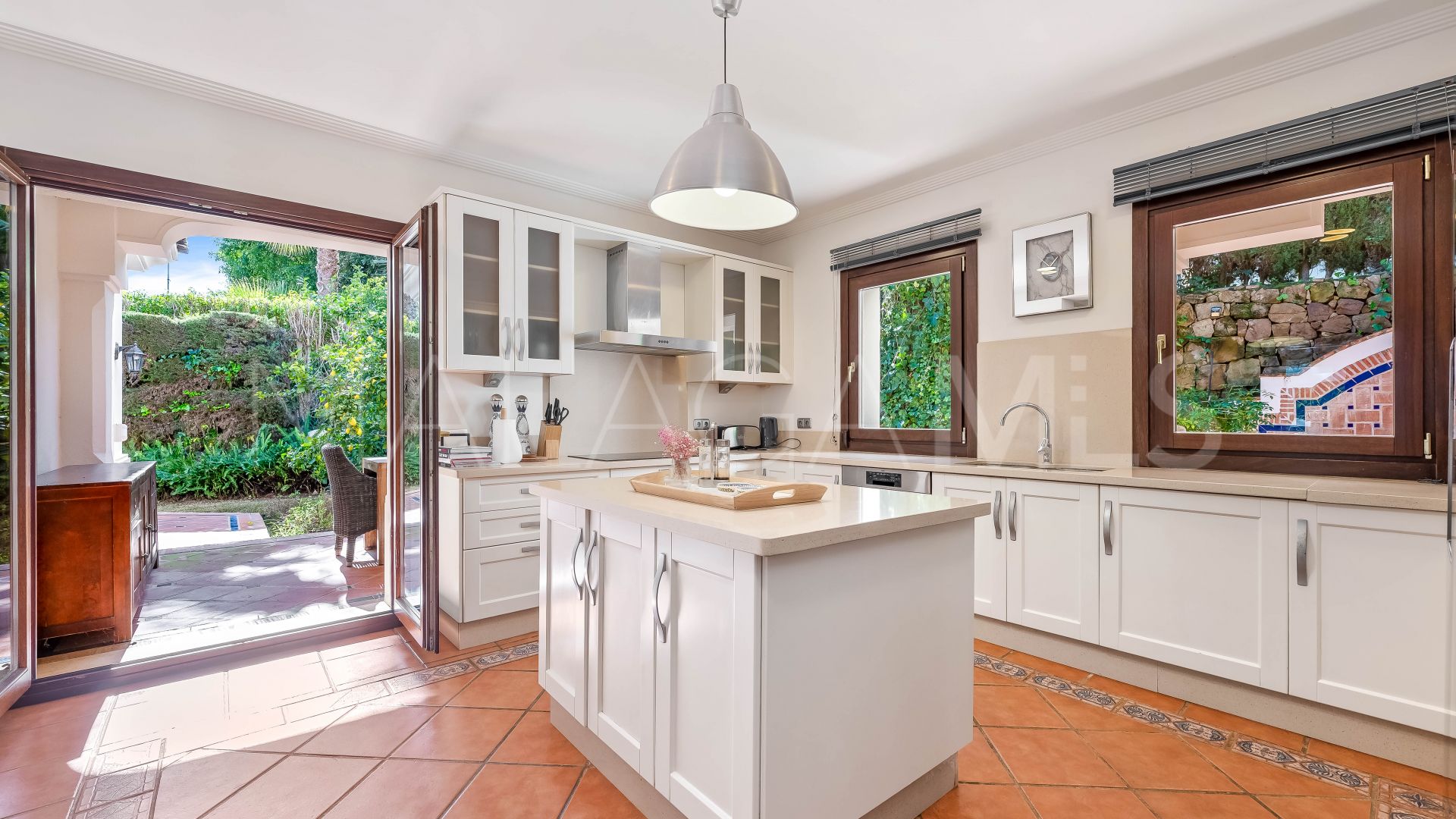 Villa for sale in Nueva Andalucia