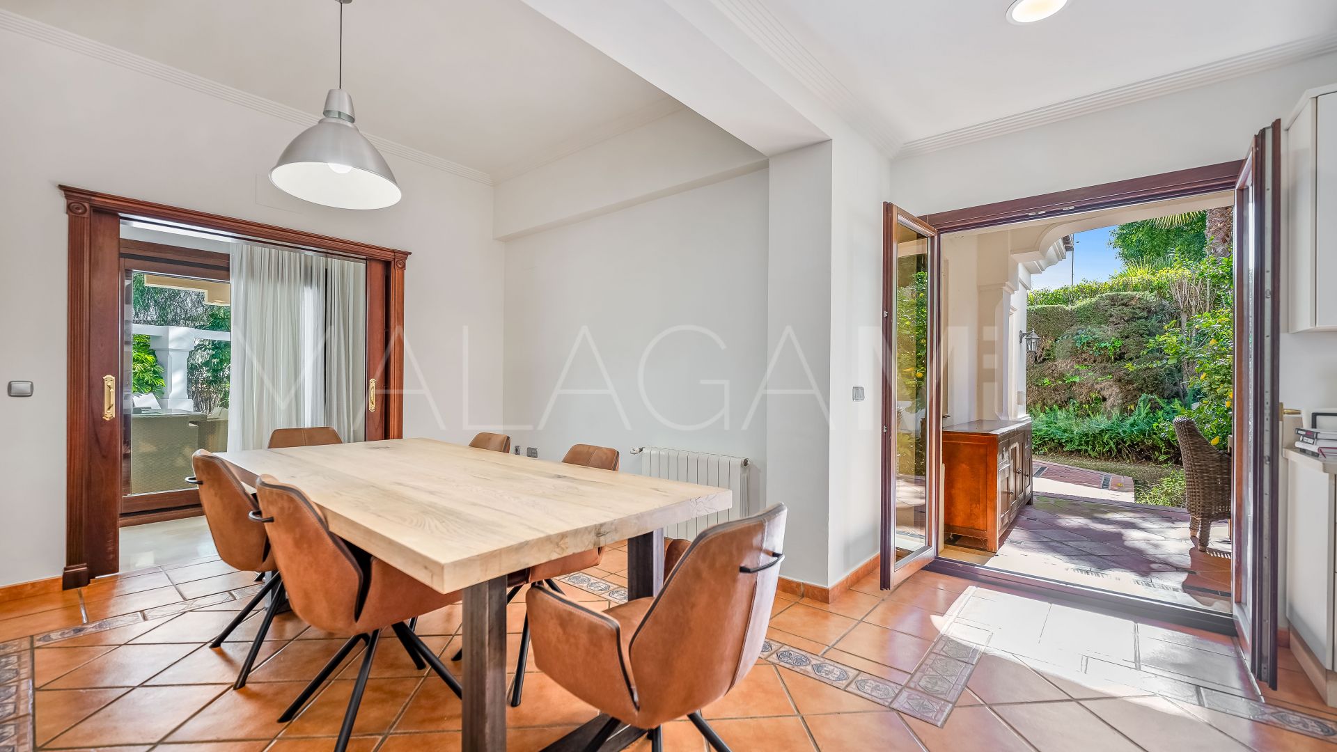 Villa for sale in Nueva Andalucia