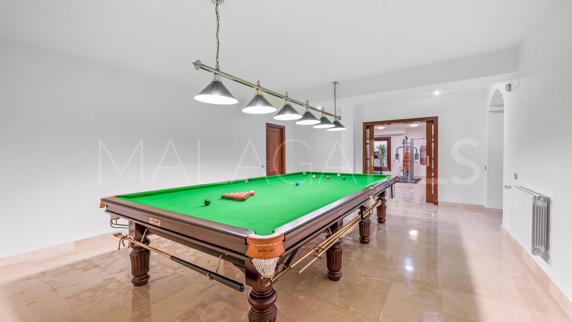 Villa for sale in Nueva Andalucia