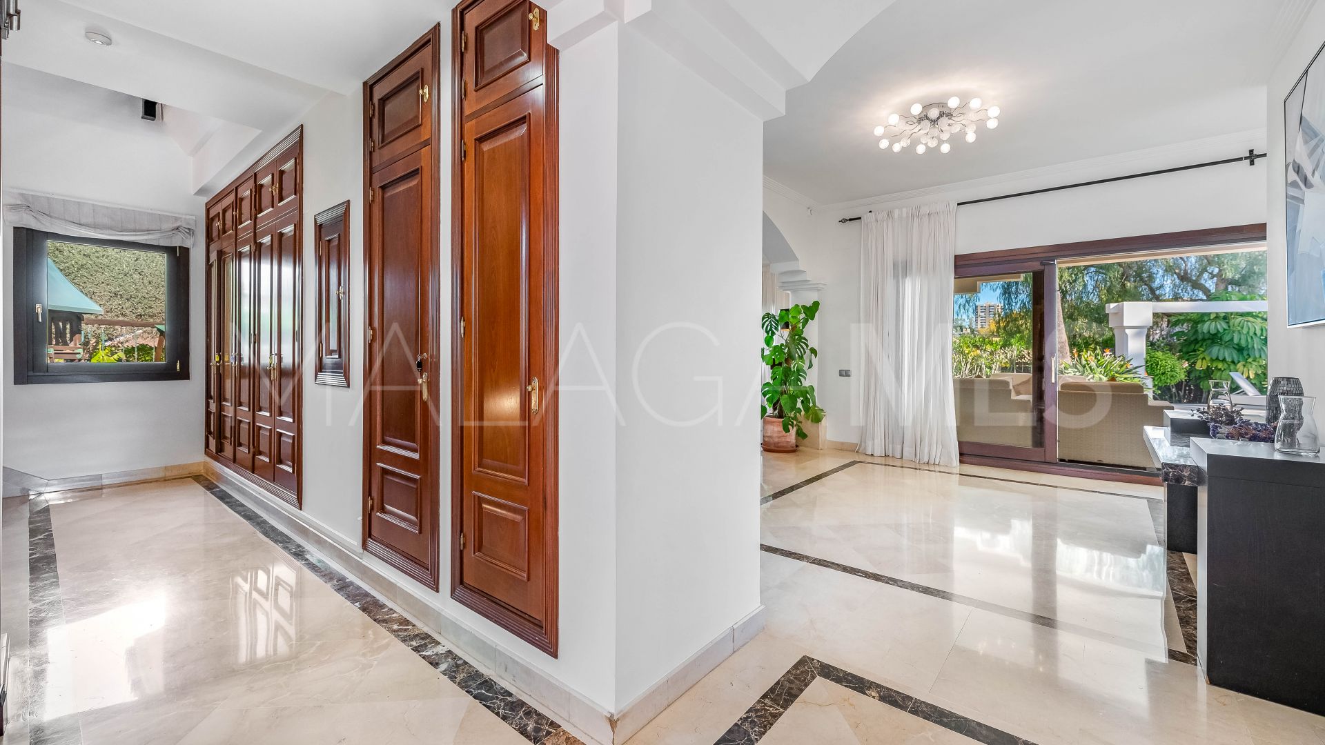 Villa for sale in Nueva Andalucia