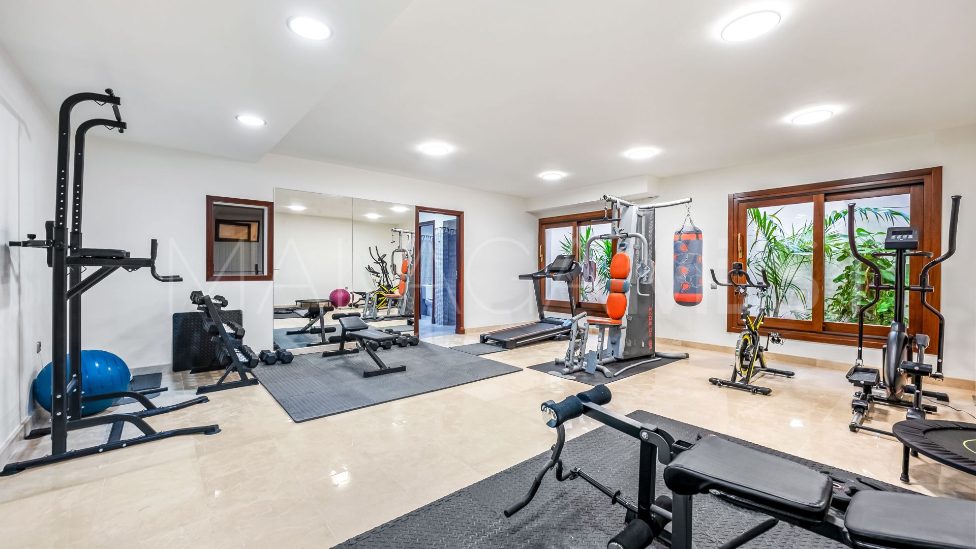 Villa for sale in Nueva Andalucia