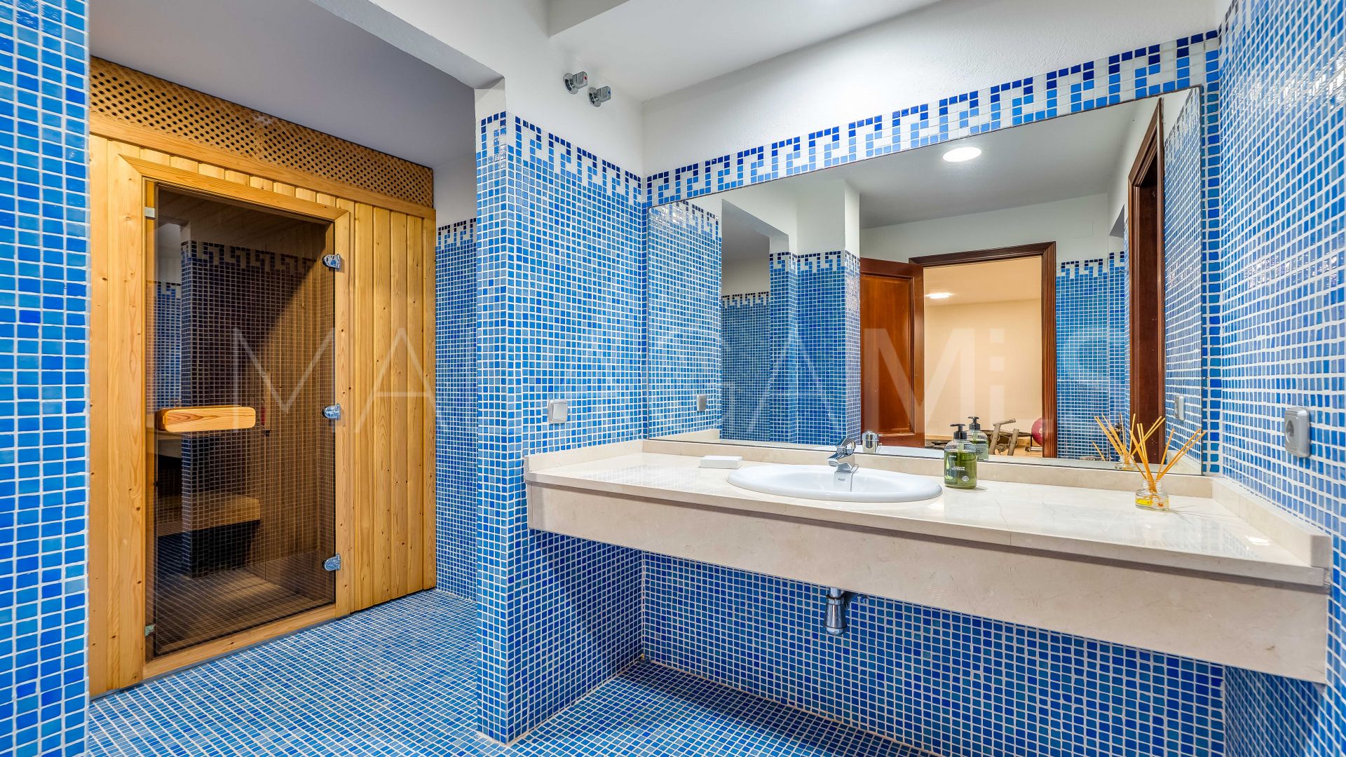 Villa for sale in Nueva Andalucia