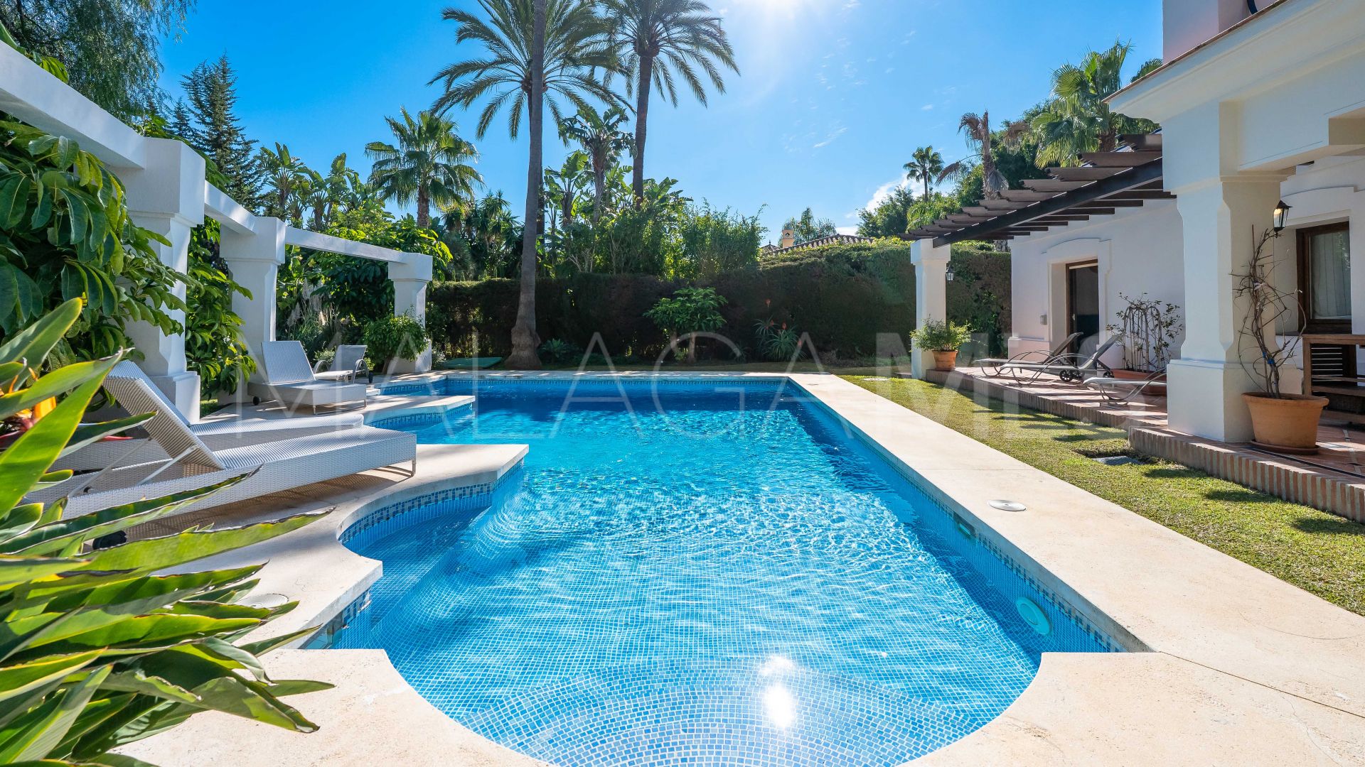 Villa for sale in Nueva Andalucia