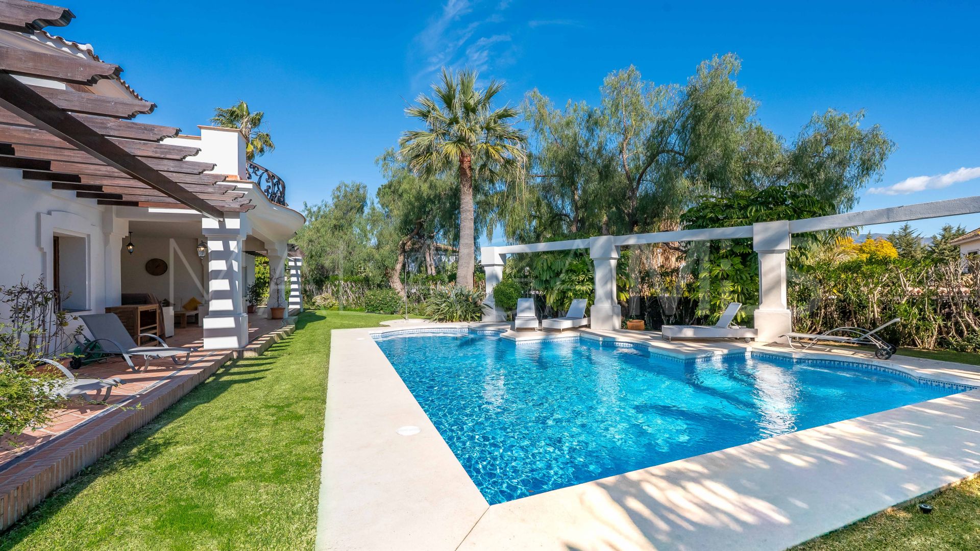 Villa for sale in Nueva Andalucia