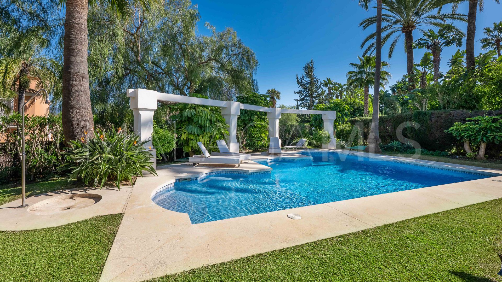 Villa for sale in Nueva Andalucia