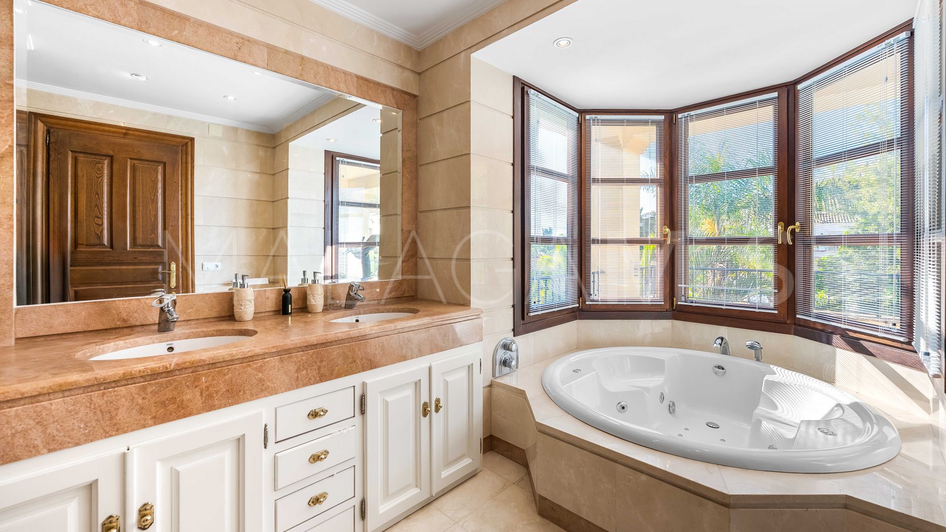 Villa a la venta with 6 bedrooms in Los Arqueros