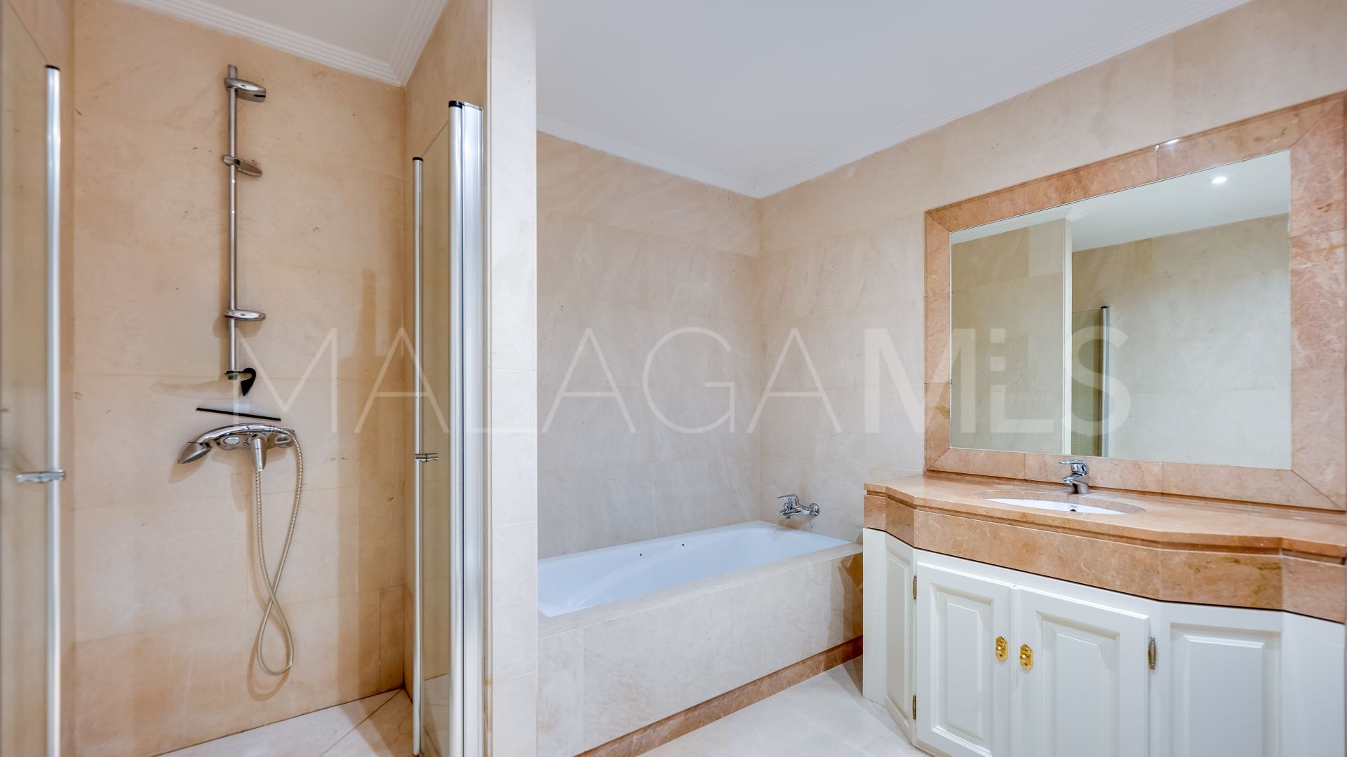 Villa a la venta with 6 bedrooms in Los Arqueros