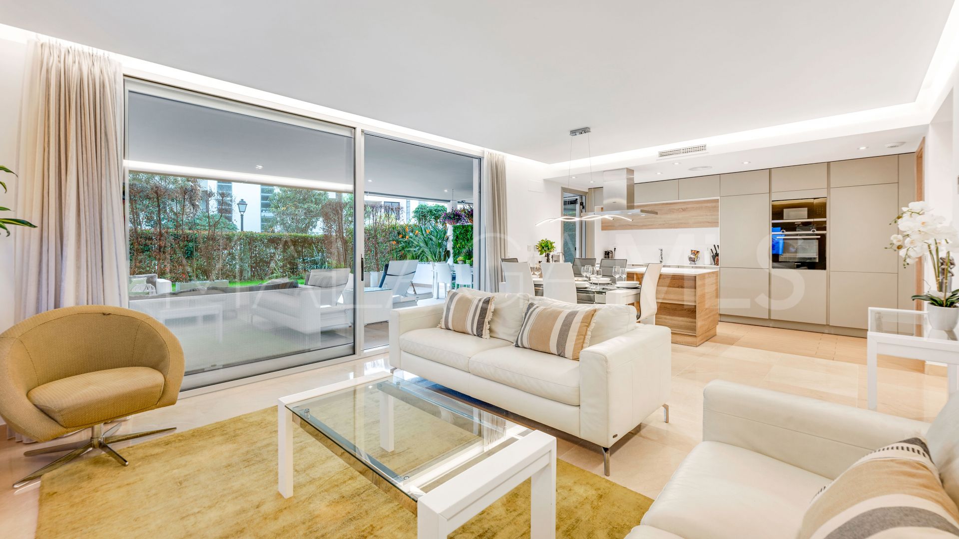 For sale ground floor apartment with 2 bedrooms in Marbella - Puerto Banus