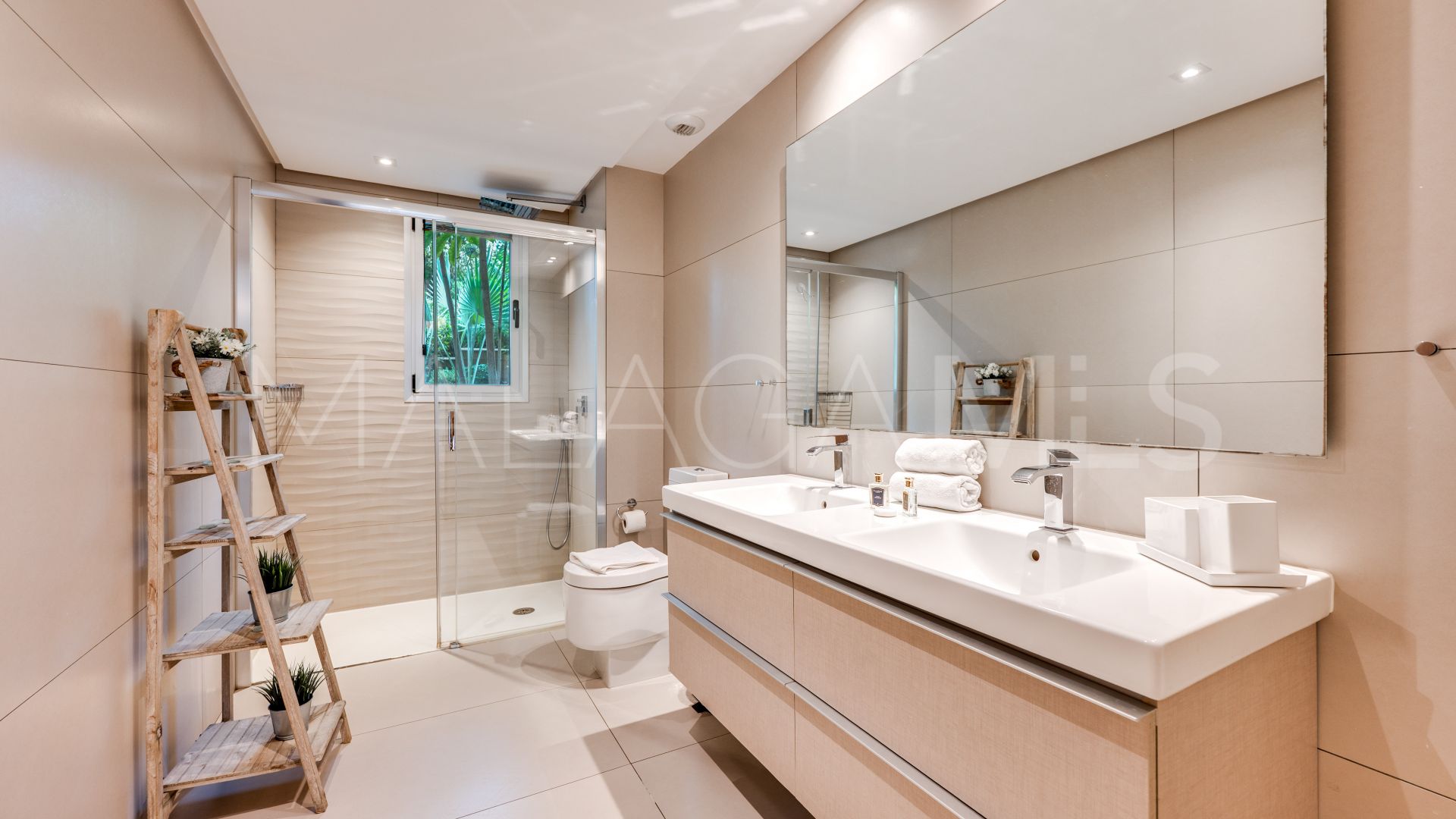 For sale ground floor apartment with 2 bedrooms in Marbella - Puerto Banus