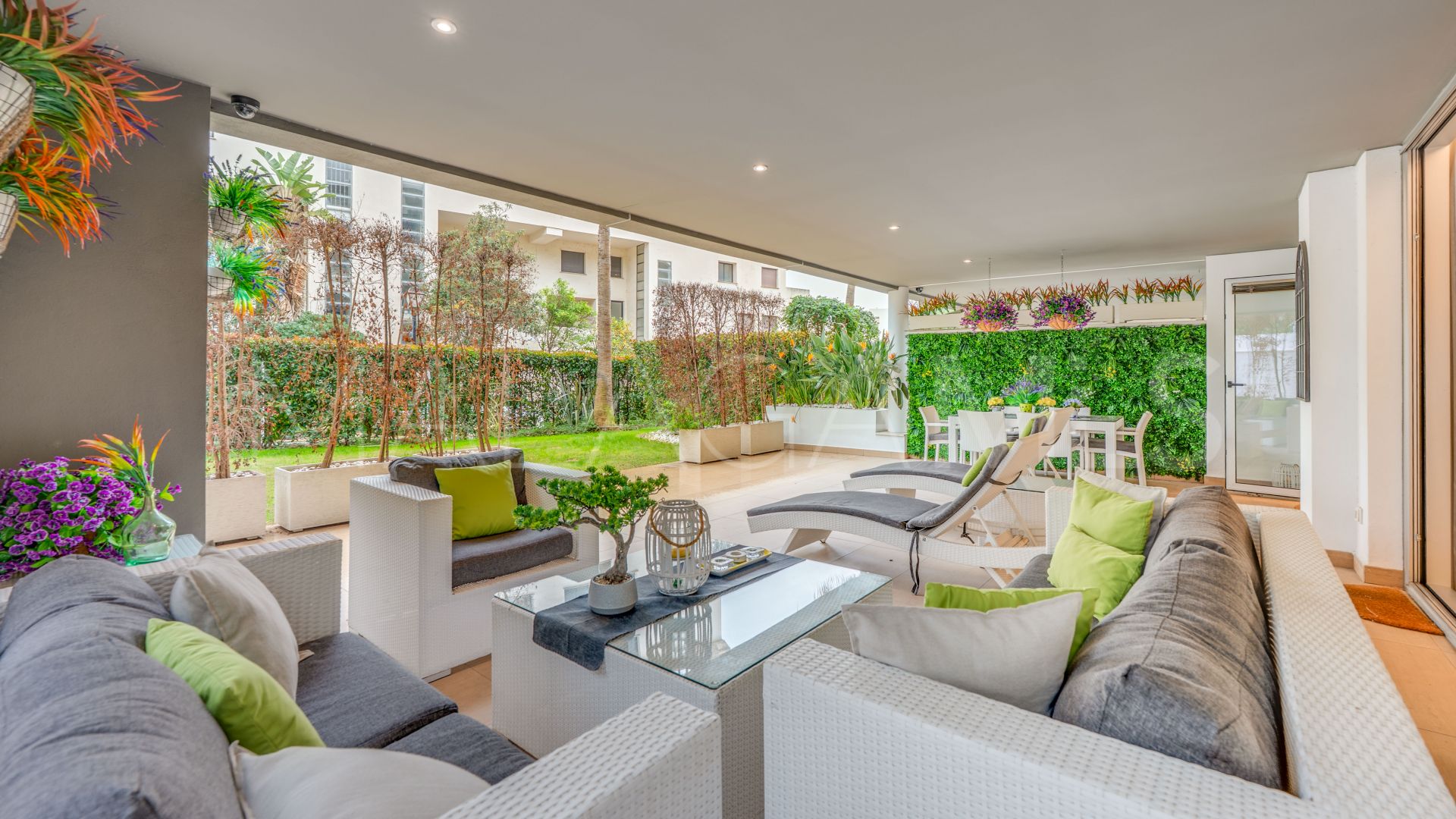 For sale ground floor apartment with 2 bedrooms in Marbella - Puerto Banus