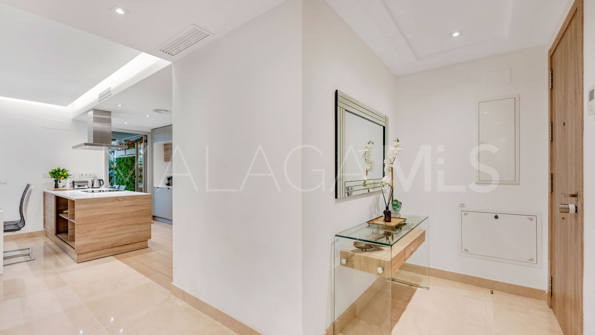 For sale ground floor apartment with 2 bedrooms in Marbella - Puerto Banus