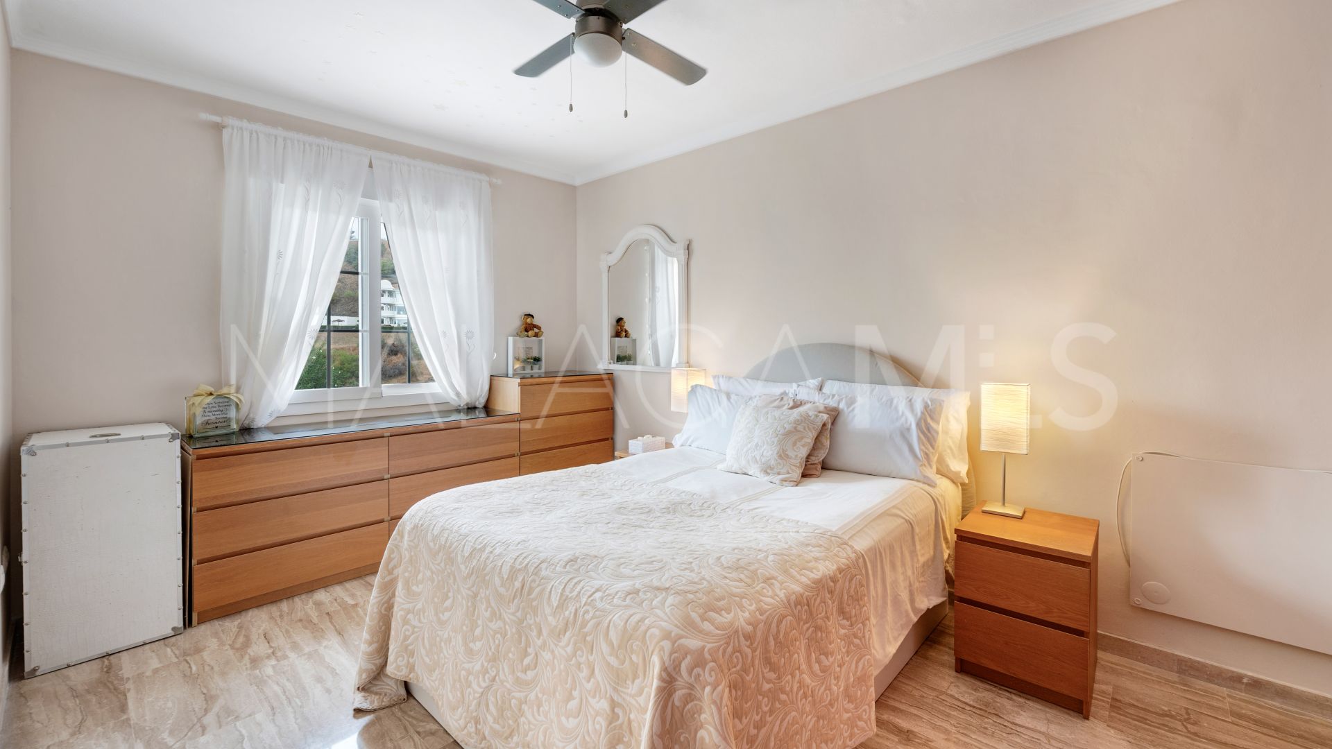 Parhus for sale in Altos de Calahonda