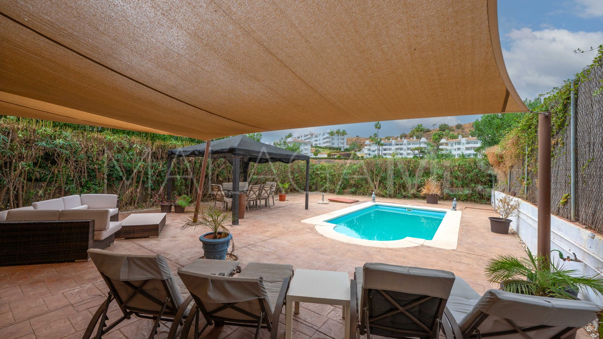 Parhus for sale in Altos de Calahonda