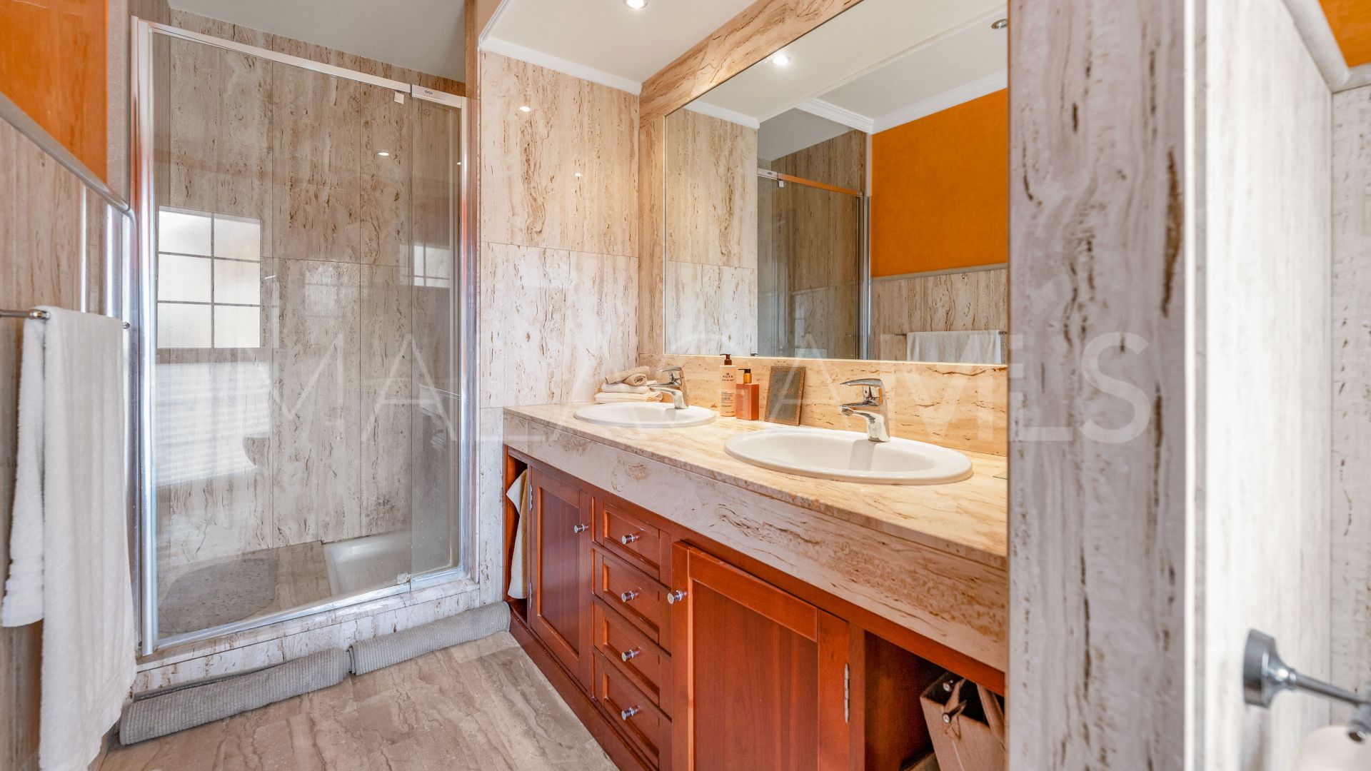 Parhus for sale in Altos de Calahonda