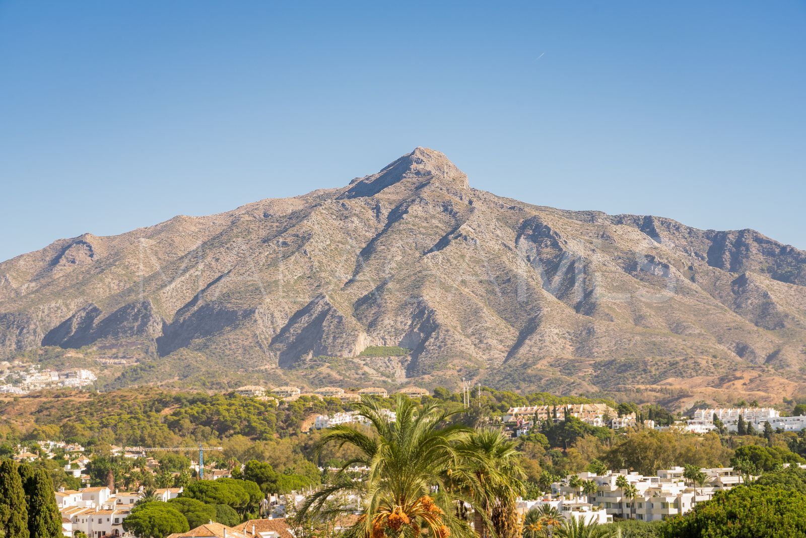 Villa for sale in Nueva Andalucia