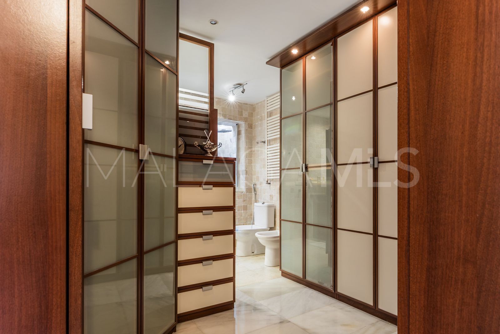 Villa for sale in Nueva Andalucia