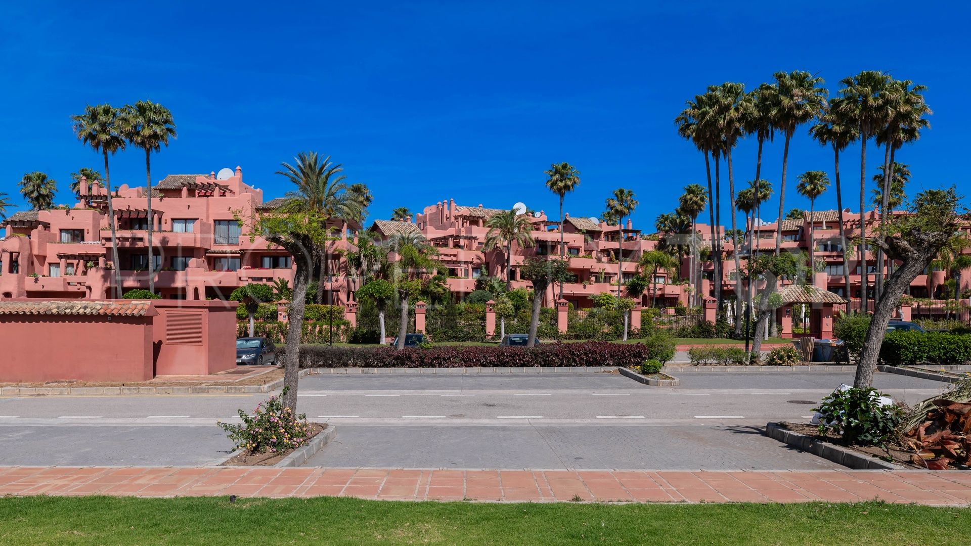 Buy ground floor apartment in Estepona