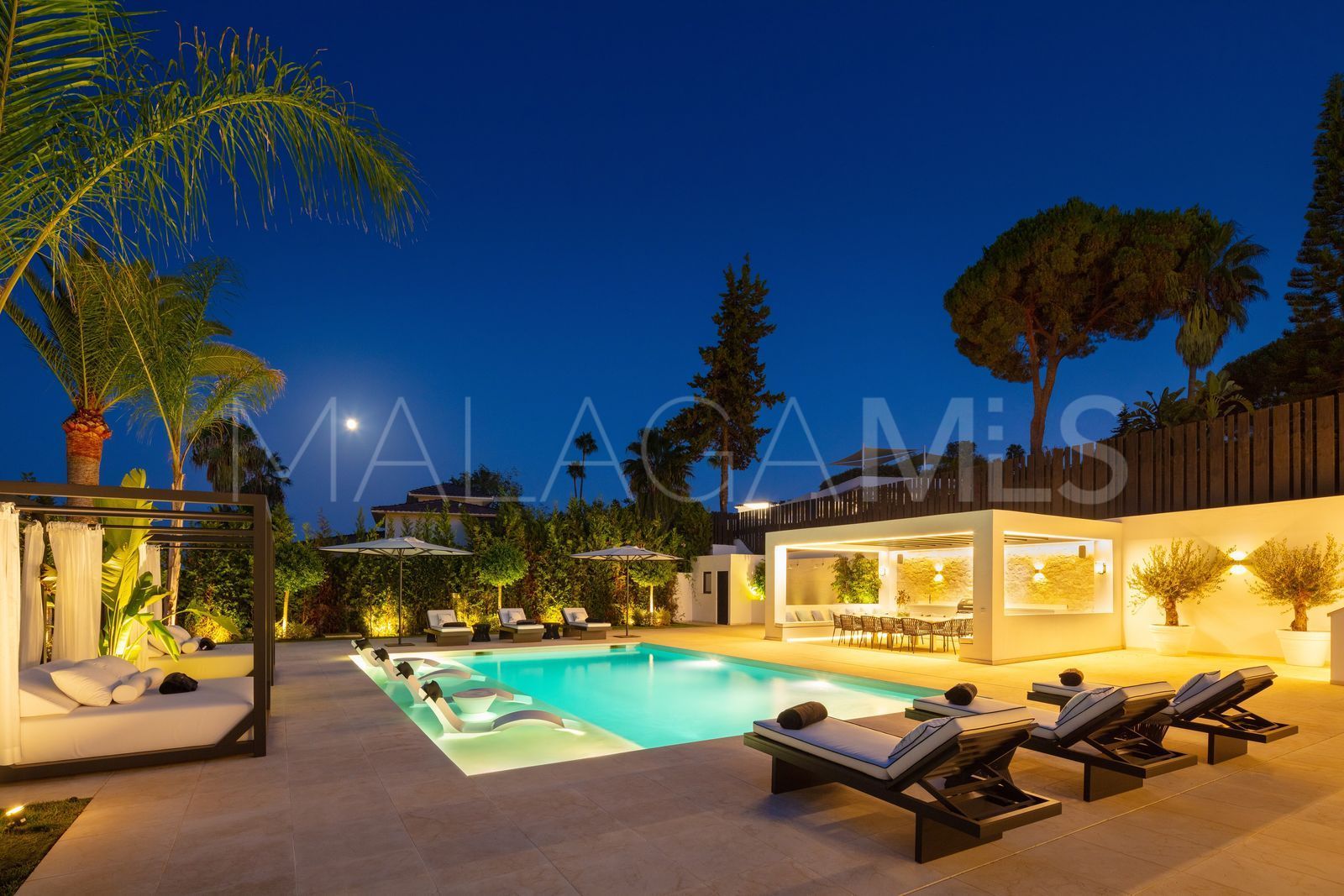 For sale villa with 5 bedrooms in Nueva Andalucia