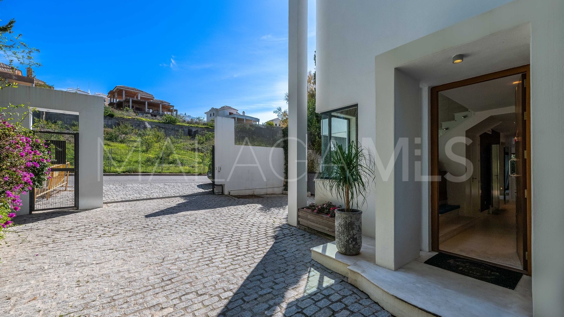 Villa for sale in Nueva Andalucia