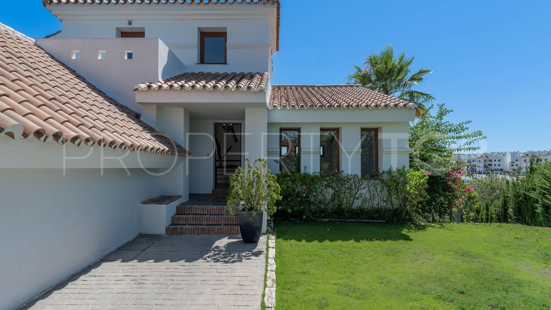 Villa en venta con 4 dormitorios en Estepona