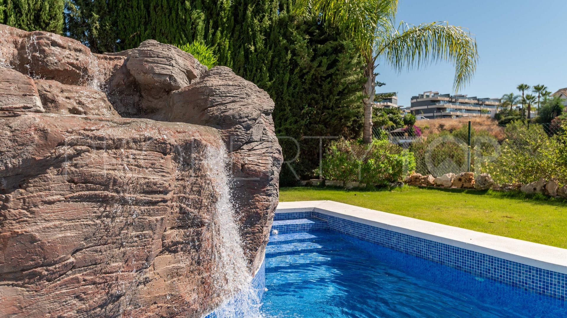 Villa en venta con 4 dormitorios en Estepona