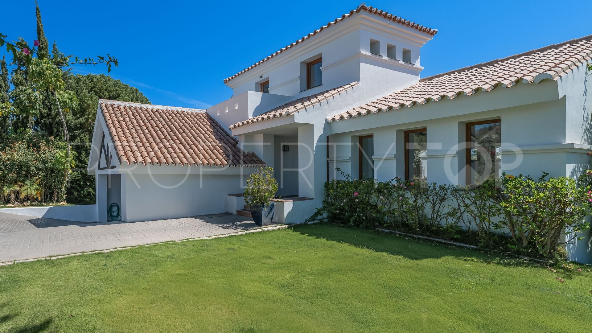 Villa en venta con 4 dormitorios en Estepona