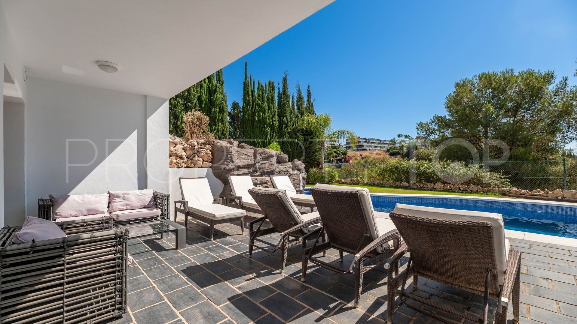 Villa en venta con 4 dormitorios en Estepona