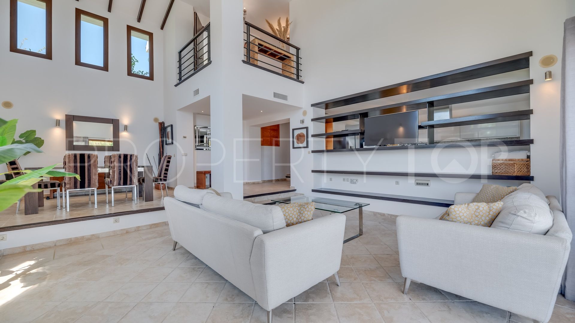 Villa en venta con 4 dormitorios en Estepona