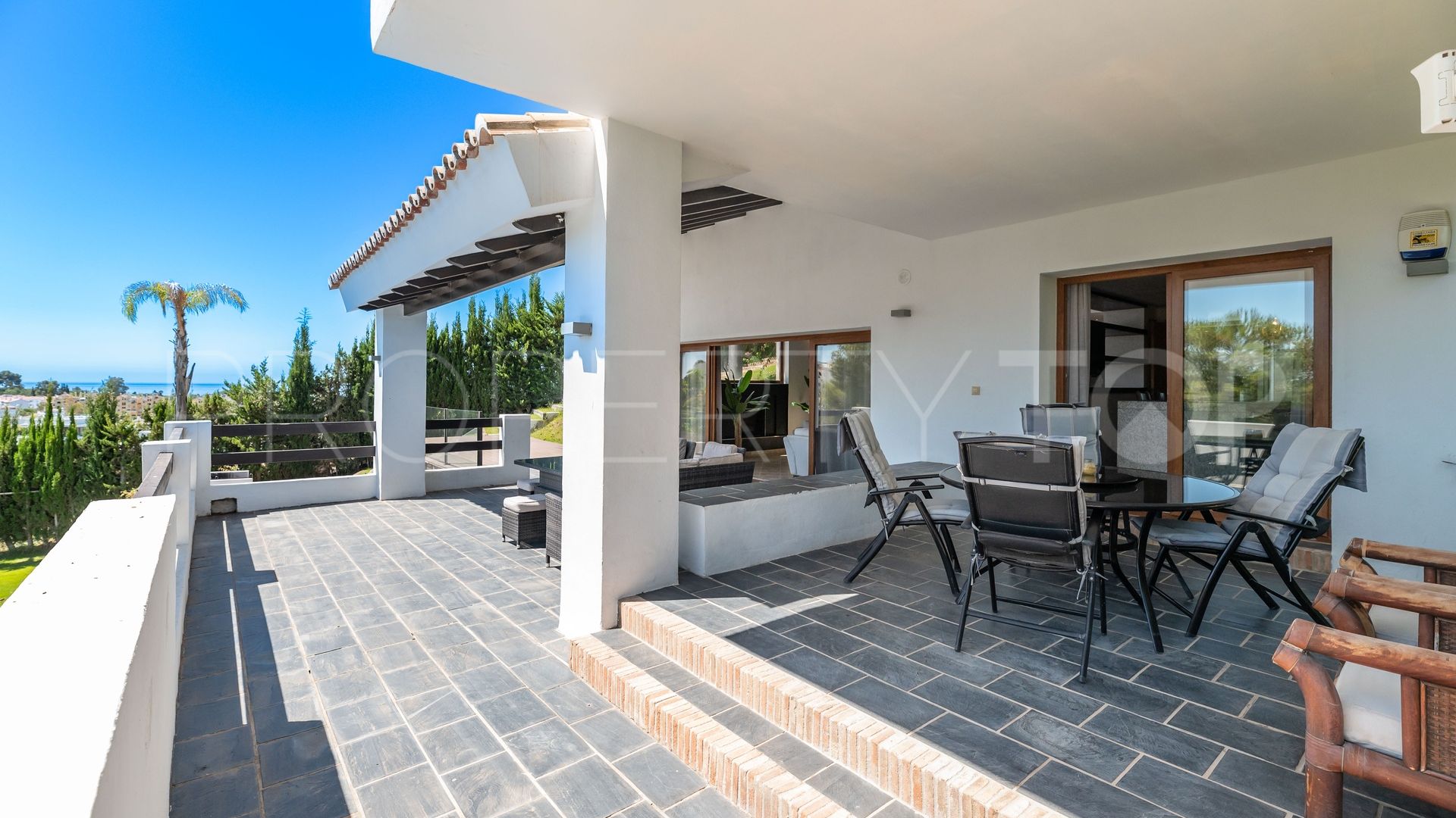 Villa en venta con 4 dormitorios en Estepona