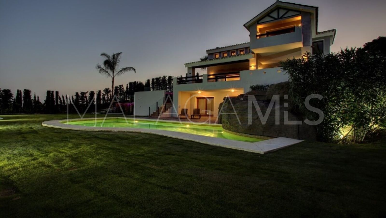 Villa for sale with 4 bedrooms in Estepona