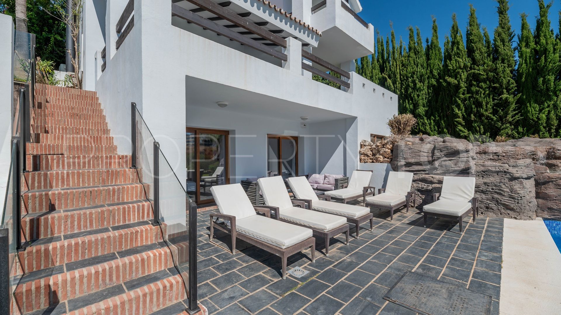 Villa en venta con 4 dormitorios en Estepona