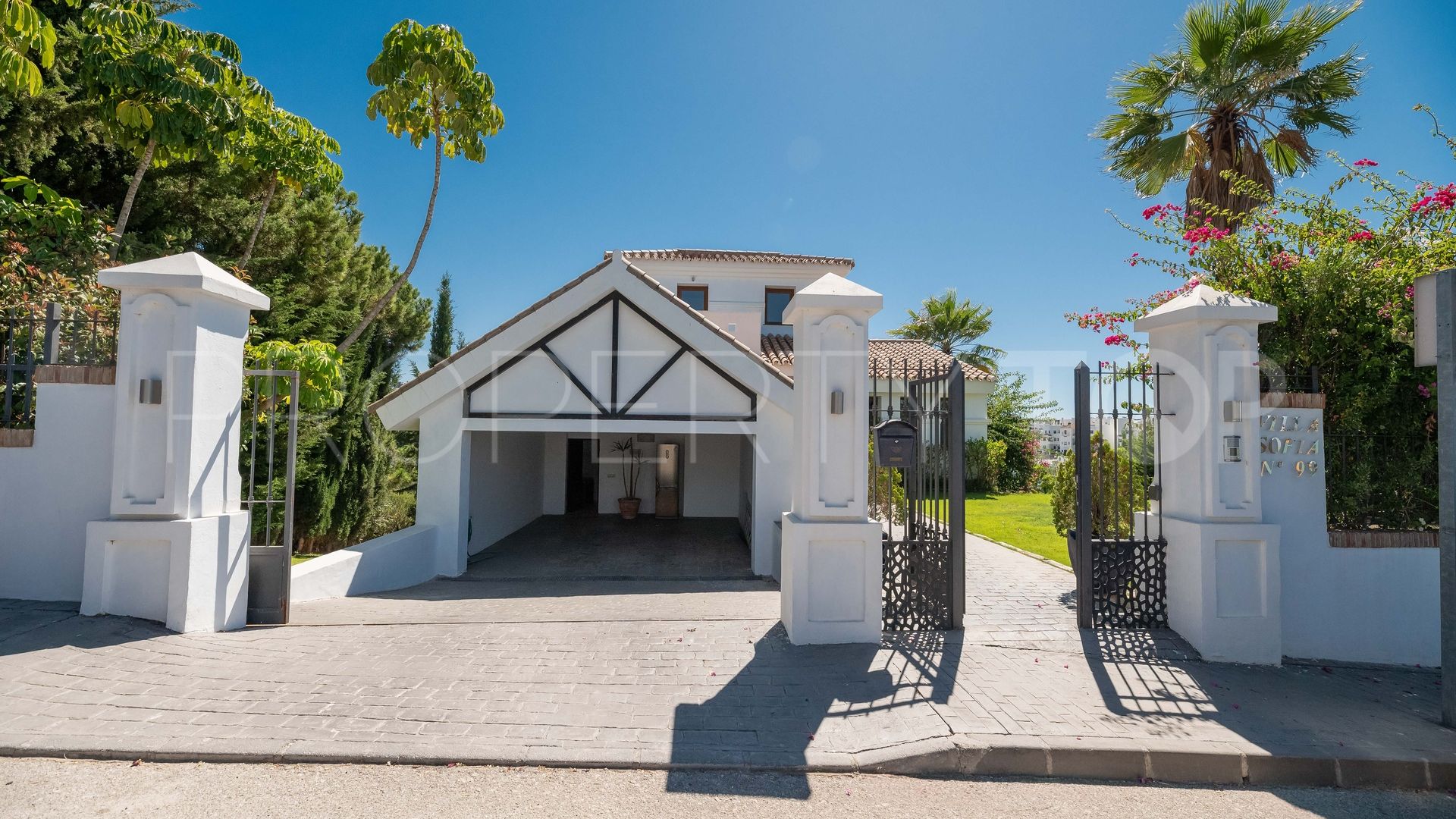 Villa en venta con 4 dormitorios en Estepona