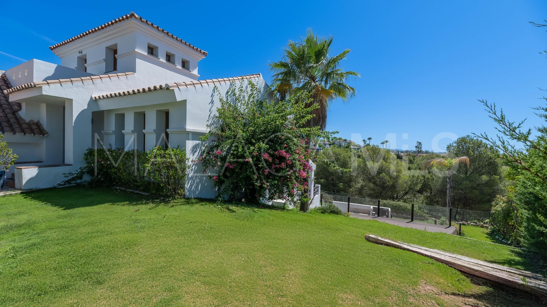 Villa for sale with 4 bedrooms in Estepona