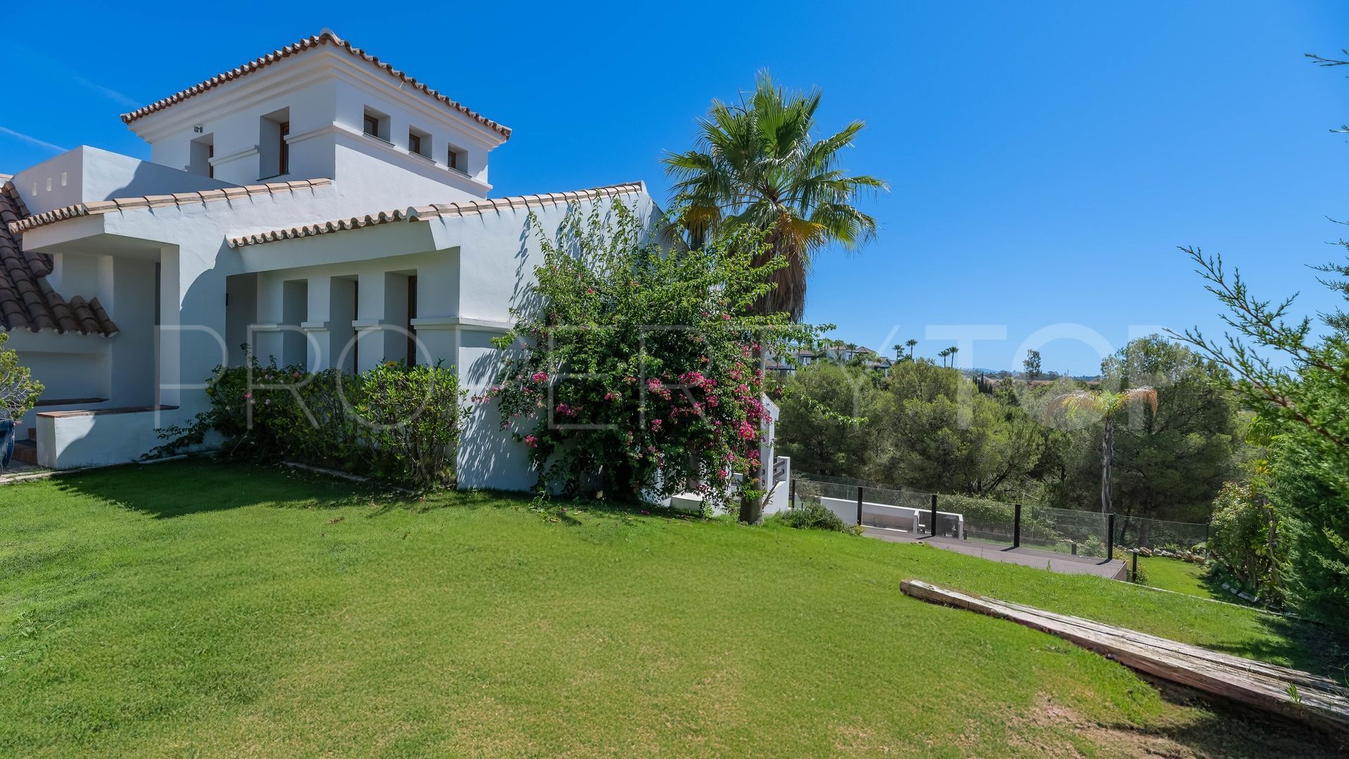 Villa en venta con 4 dormitorios en Estepona