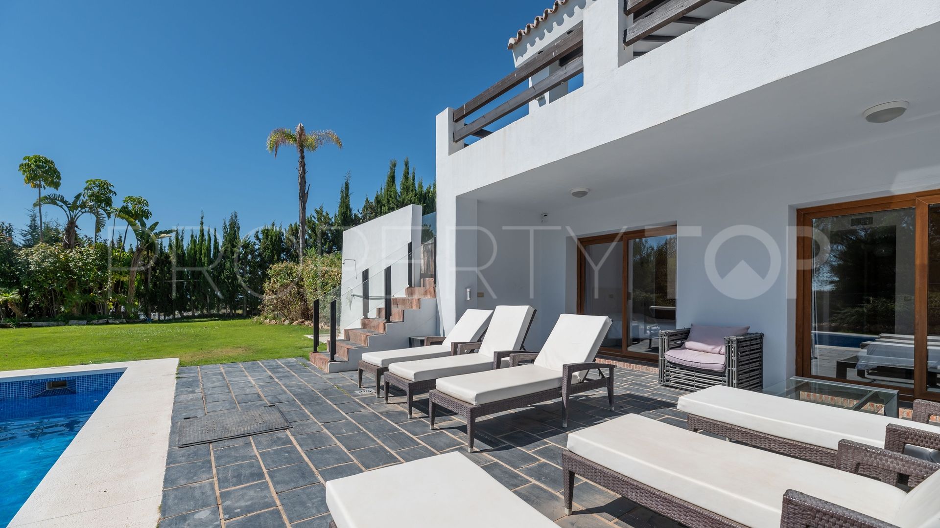 Villa en venta con 4 dormitorios en Estepona