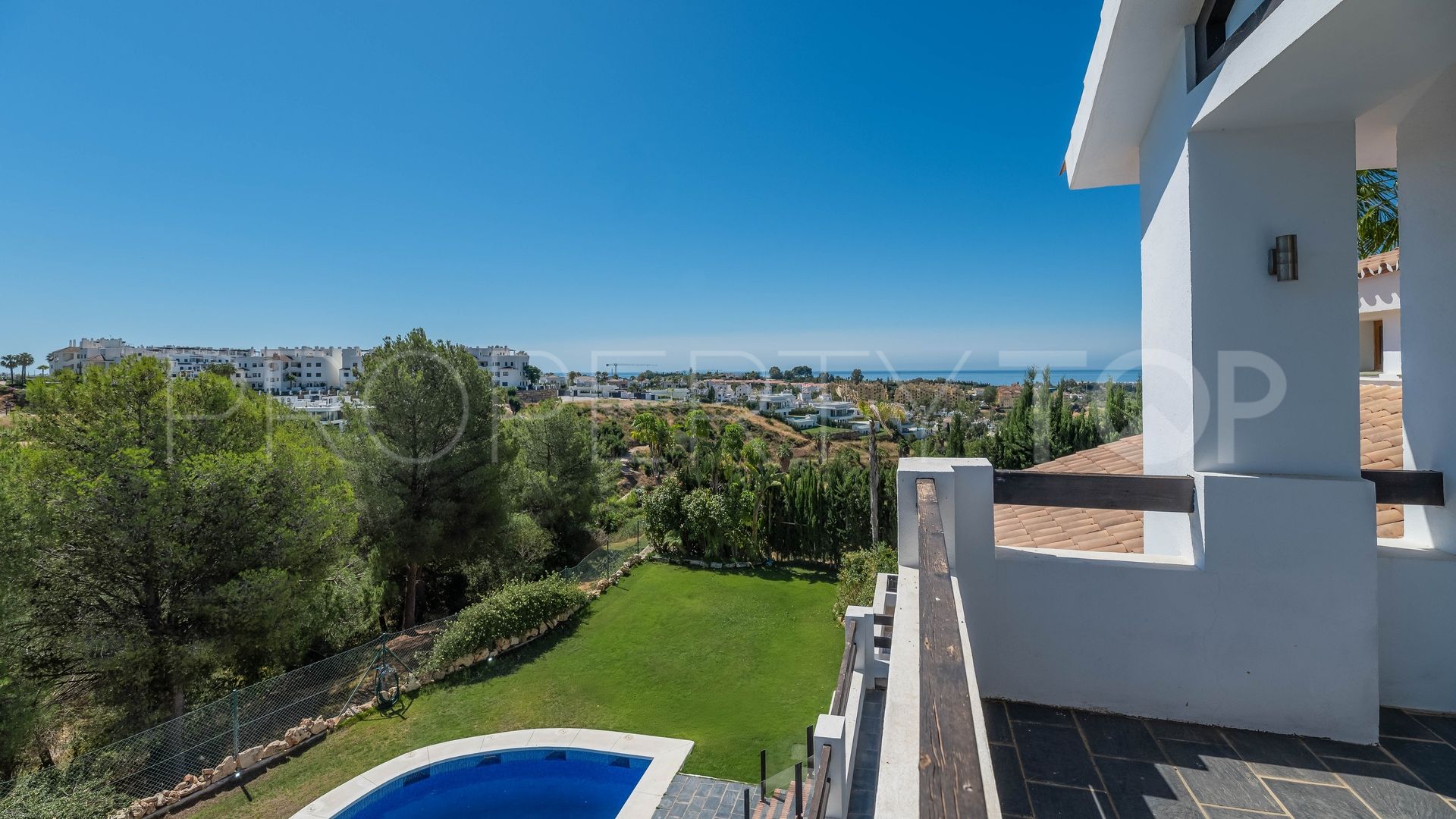 Villa en venta con 4 dormitorios en Estepona