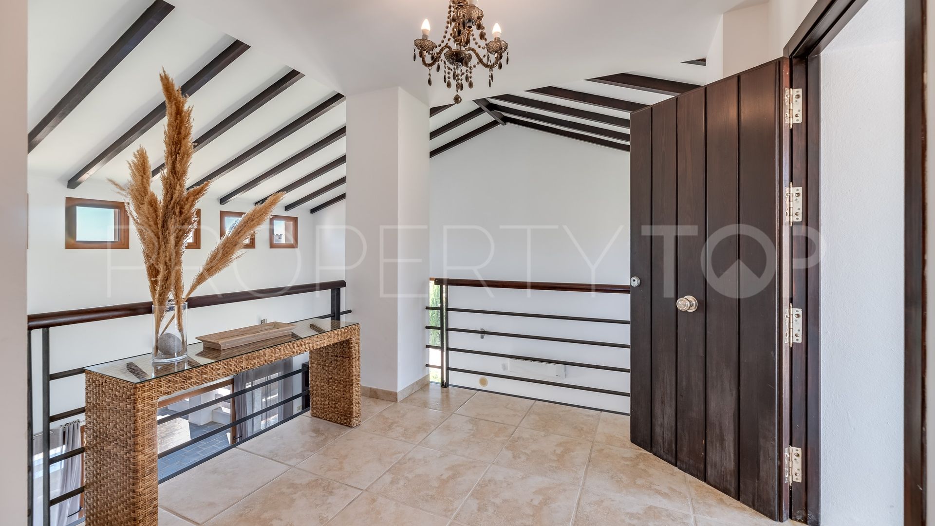 Villa en venta con 4 dormitorios en Estepona