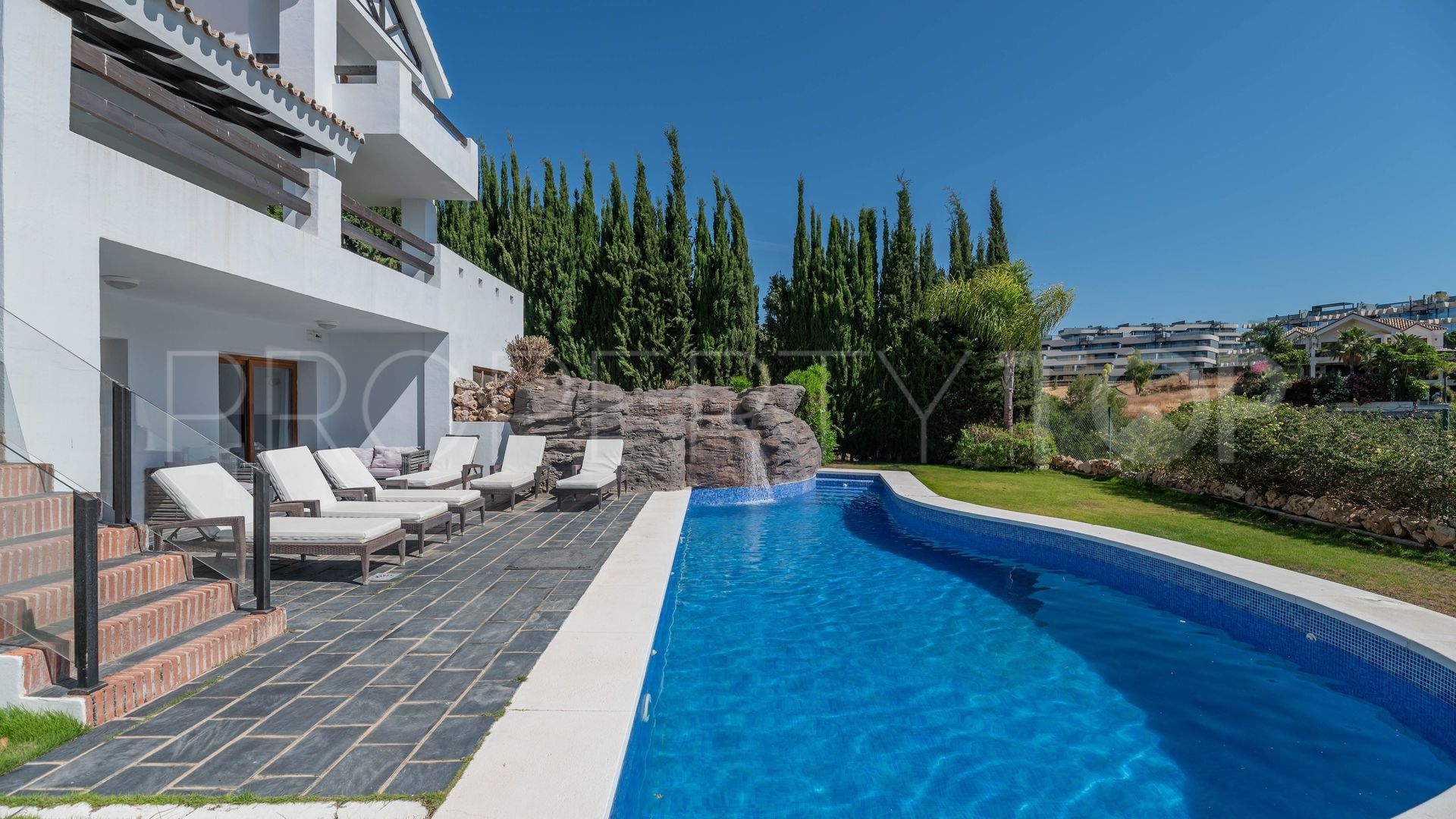 Villa en venta con 4 dormitorios en Estepona