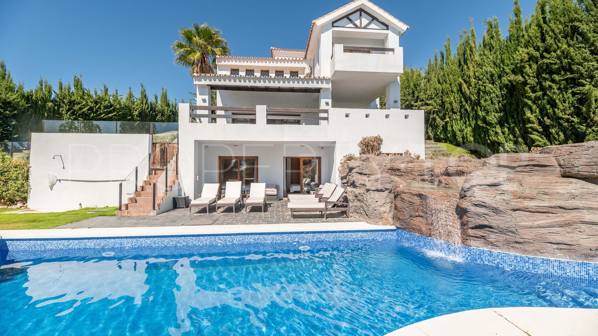 Villa en venta con 4 dormitorios en Estepona