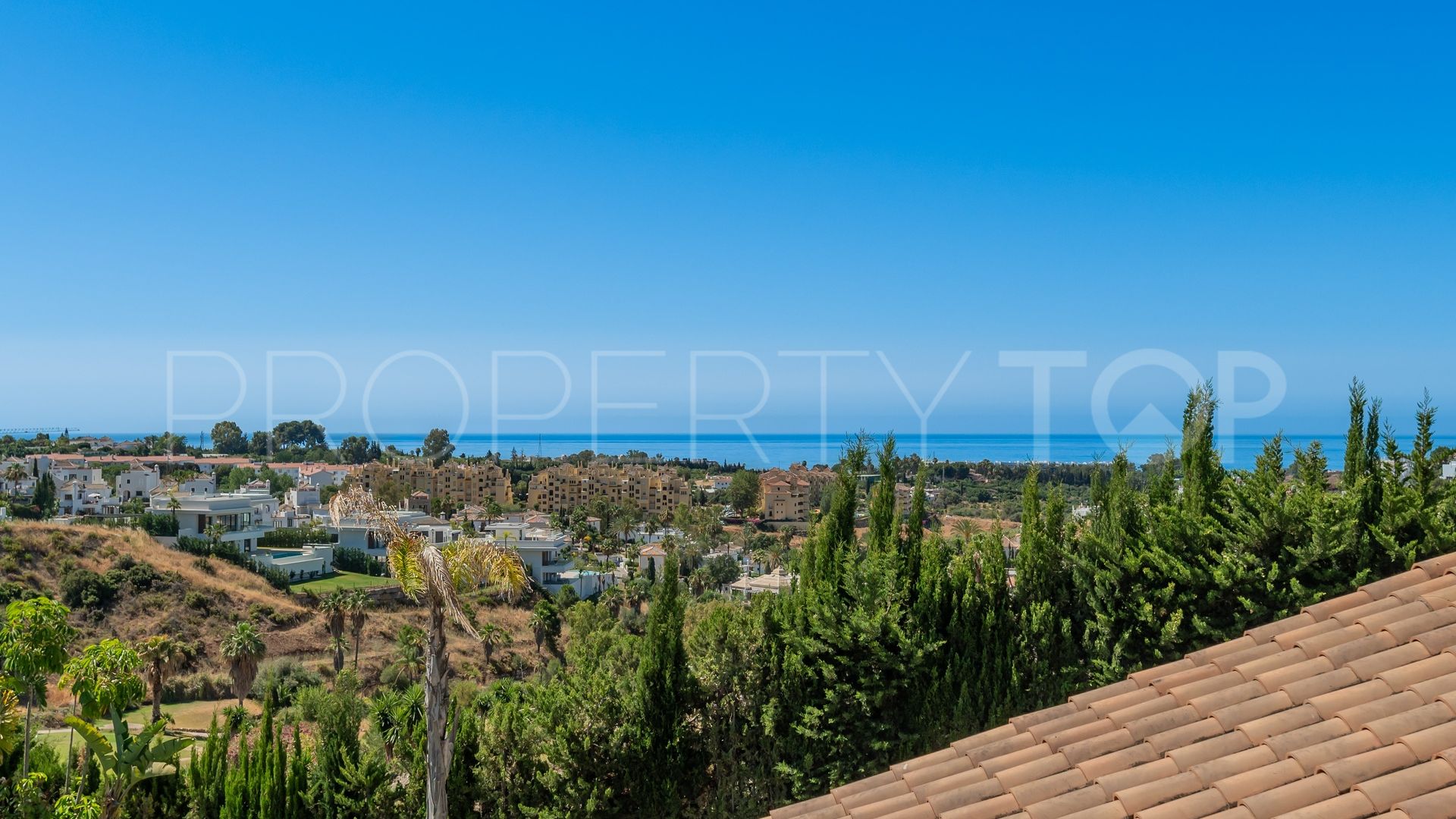 Villa en venta con 4 dormitorios en Estepona