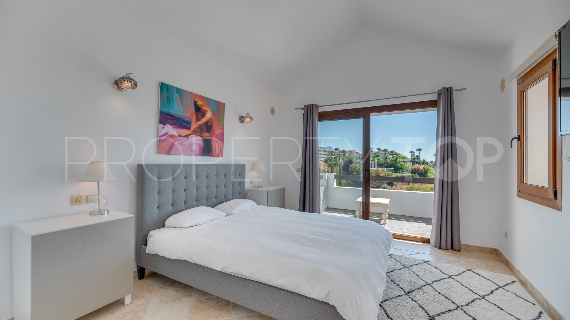 Villa en venta con 4 dormitorios en Estepona