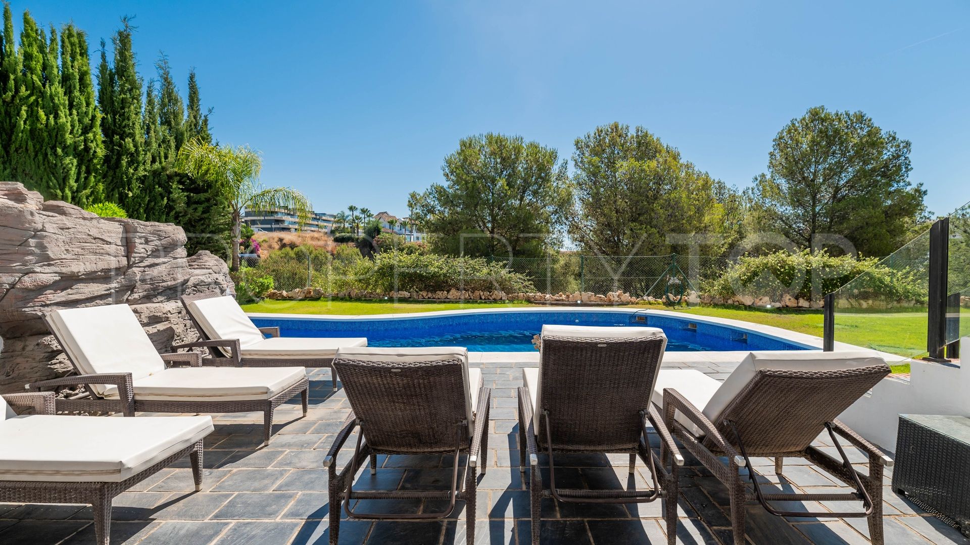 Villa en venta con 4 dormitorios en Estepona