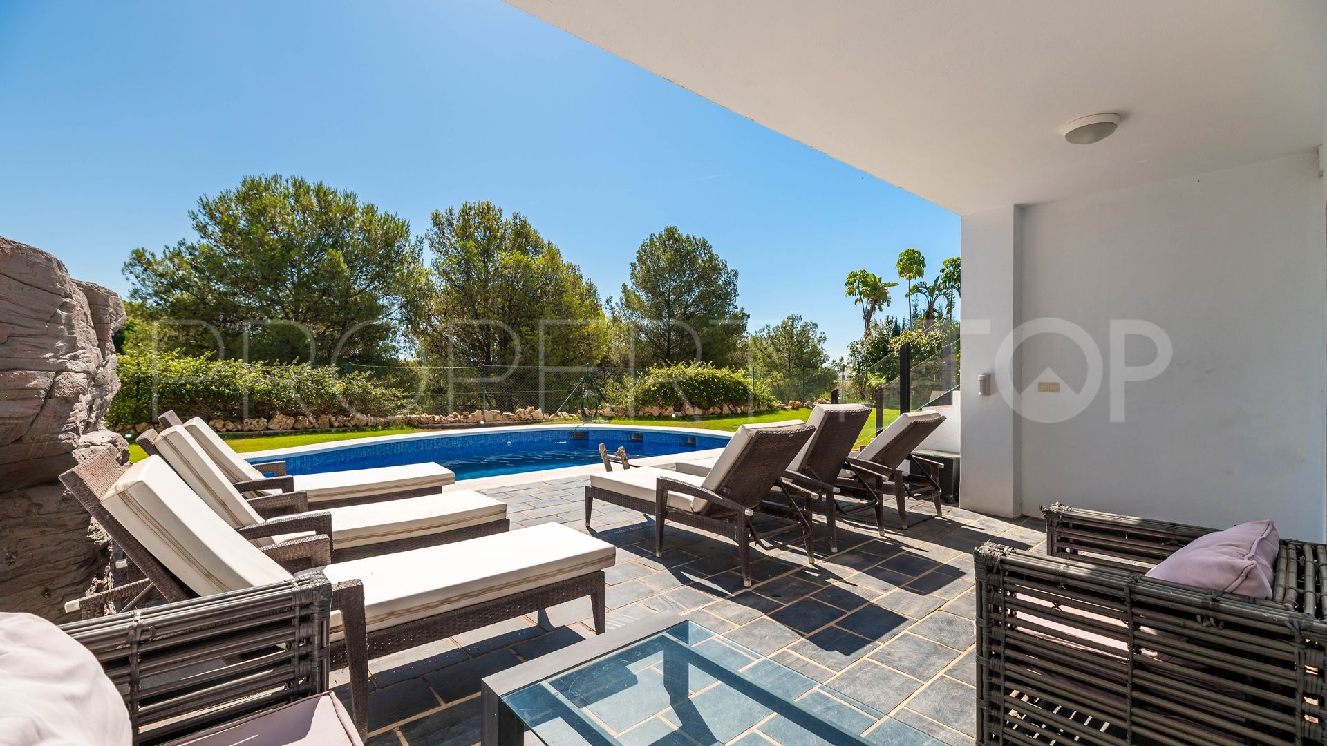 Villa en venta con 4 dormitorios en Estepona