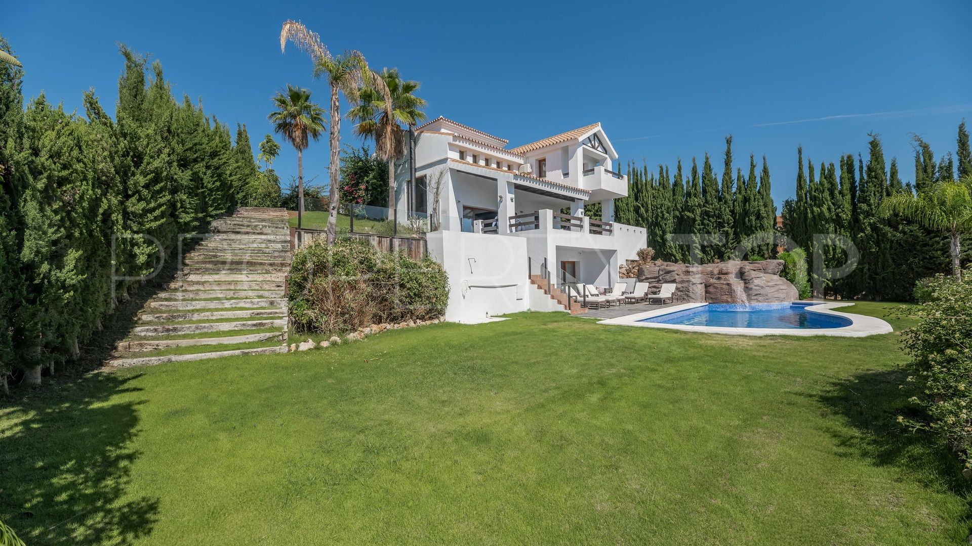 Villa en venta con 4 dormitorios en Estepona