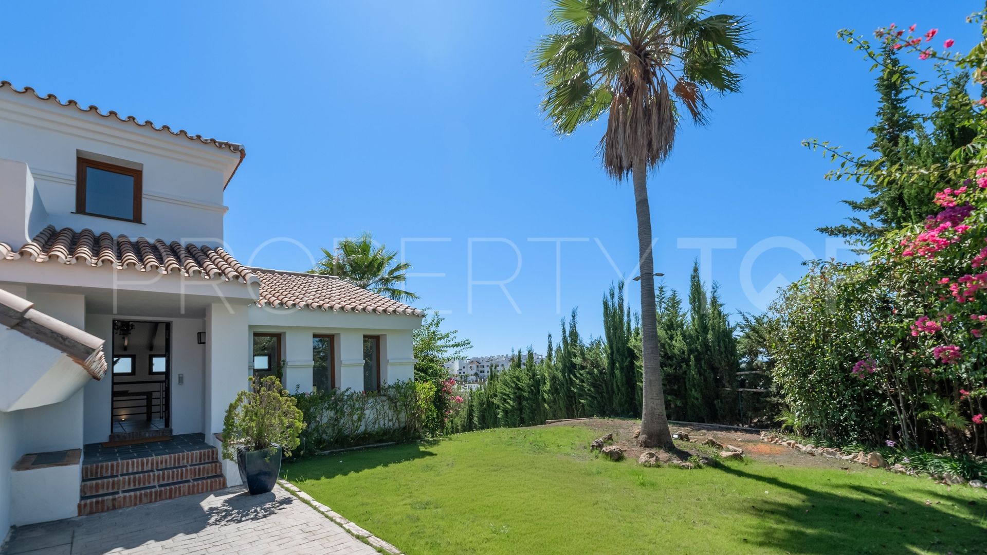 Villa en venta con 4 dormitorios en Estepona